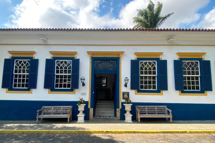 Fachada azul e branca do Mara Palace Hotel, palacete de 1870 em Vassouras